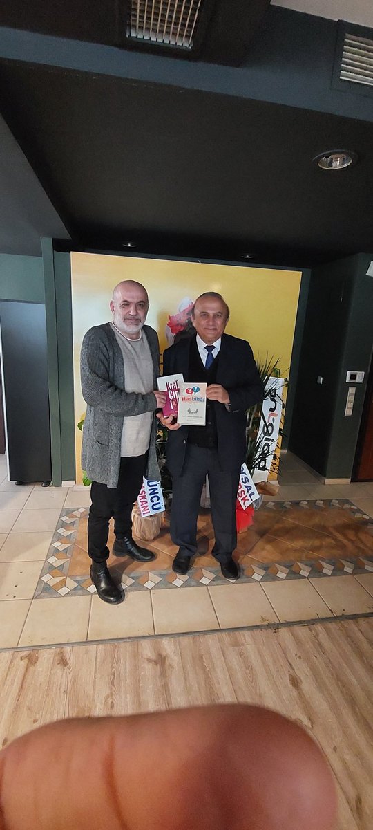 Antalya Ekspres Gazetesi imtiyaz sahibi, gazeteci-yazar Uğur Keskin kardeşimi ziyaret ettim.
İki eski dost olarak ülke gündemini ve Antalya siyasetini HASBİHAL ettik.
Ve KRAL ÇIPLAK dedik.
@omer_karakas58 <a href="/zorlu77/">Prof.Dr.Kürşad ZORLU</a> <a href="/ugurkeskinant/">ugur keskin</a>