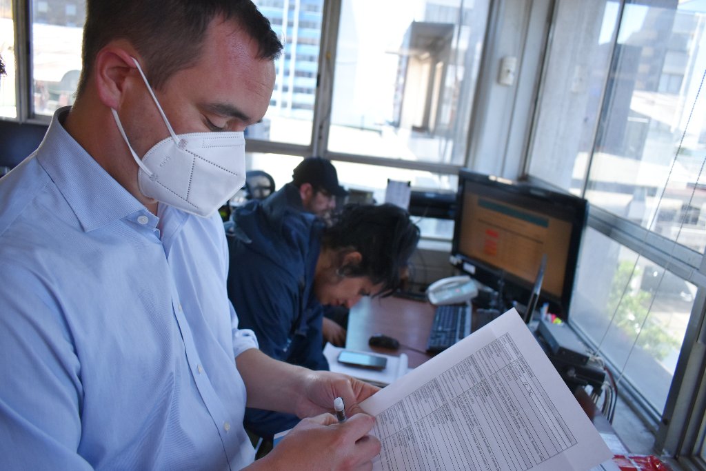 🔺Delegada Presidencial <a href="/Sofia_gonzco/">Sofia González Cortés</a>, junto a director regional de <a href="/onemichile/">Ex ONEMI</a>, monitorean la situación de los #IncendiosForestales en la región ➡️ Se han desplegado todos los recursos técnicos y humanos disponibles para el trabajo de combate de los siniestros. 

<a href="/voceriavalpo/">Vocería Valparaíso</a>