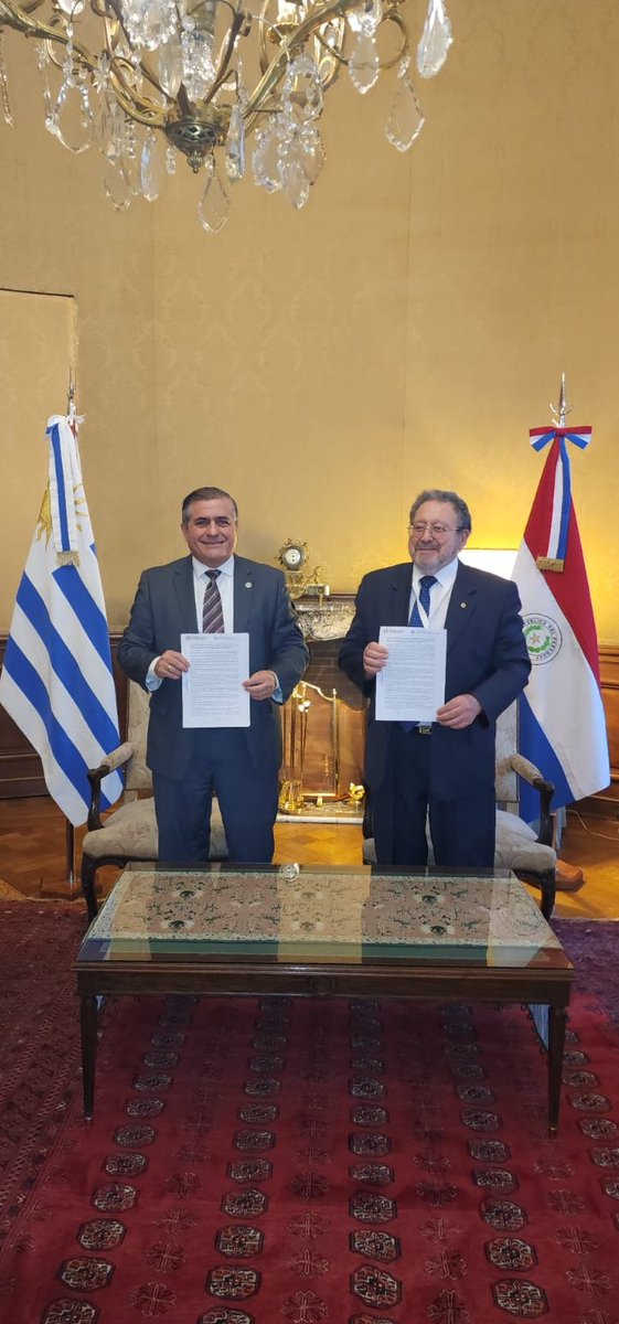 SepreladUIF's tweet photo. ✍️Con el fin de intercambiar información y coordinar el trabajo conjunto en materia ALA/CFT/CFP, el ministro de la @SepreladUIF, René Fernández y Secretario Nacional de #SENACLAFT de Uruguay, Jorge Chediak, firmaron un Memorando de Entendimiento 🇵🇾🤝🇺🇾#MOU. https://t.co/pRjHzOOTb9