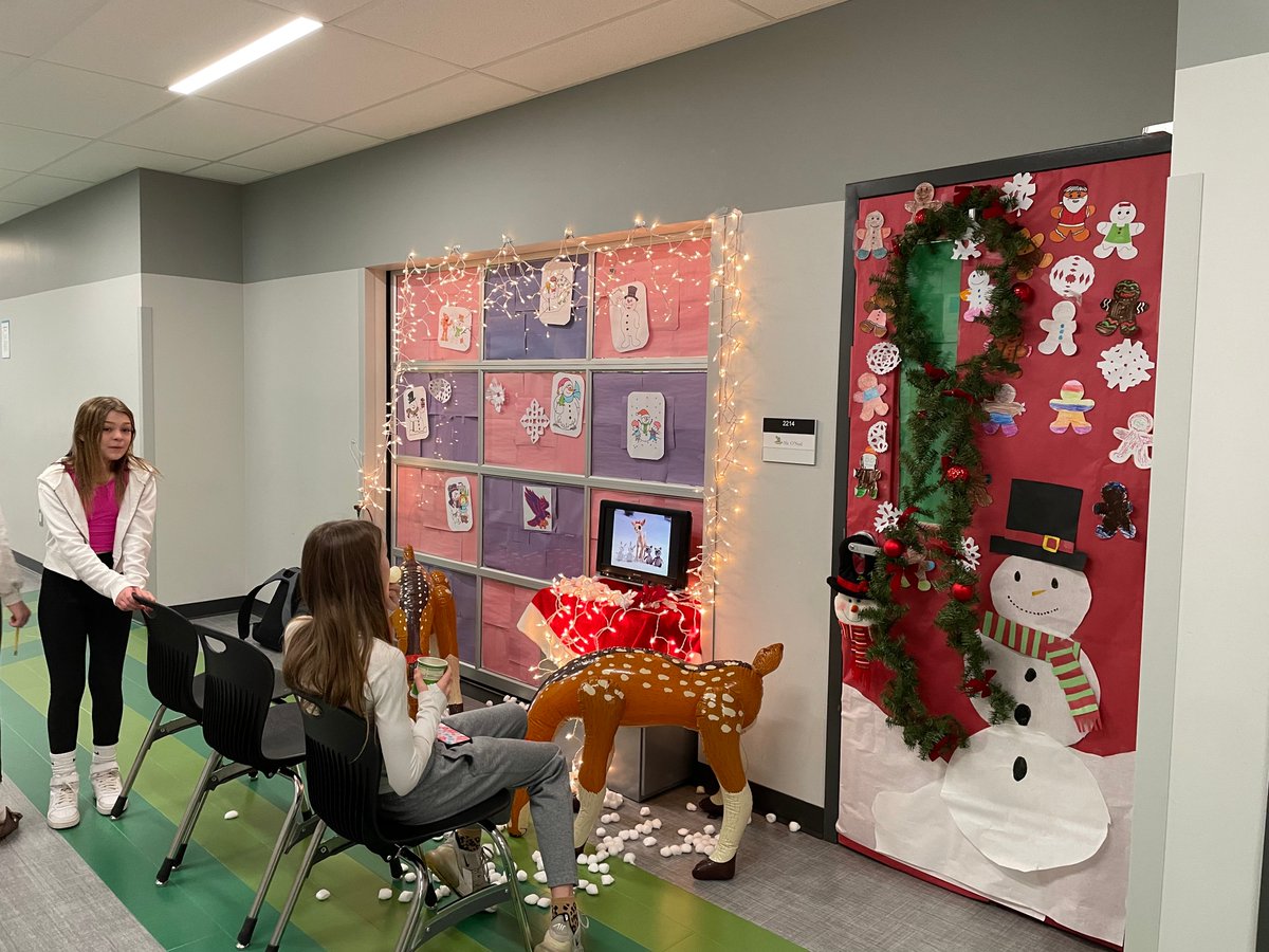 erms_DCSD's tweet image. The competition is fierce at Eversole! The Holiday Door Decorating contest brought out our creatively competitive sides and our SOAR classes outdid themselves!! #soarERMSeagles