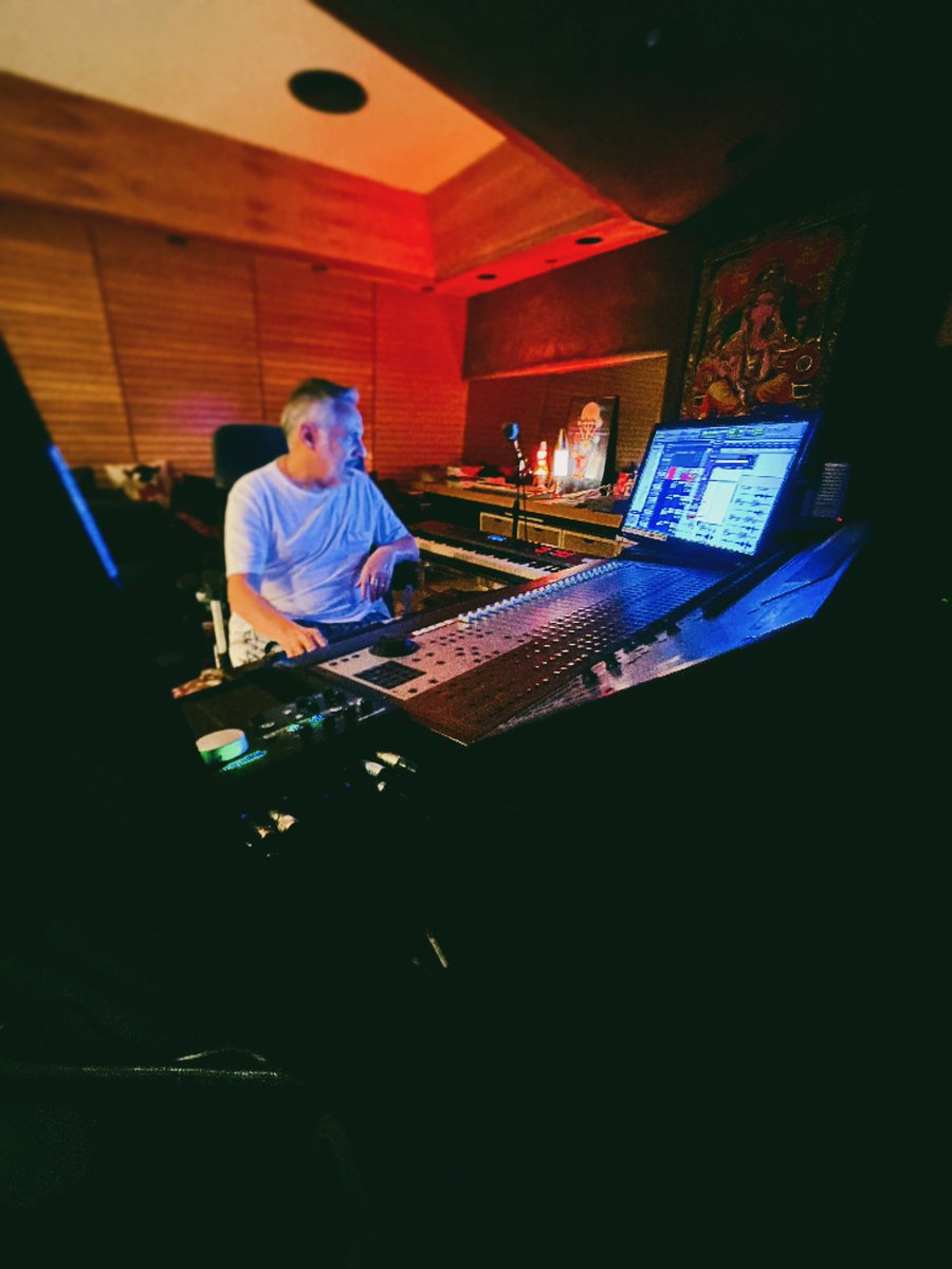 alelernerok's tweet photo. Aquí en La Mano, mi nuevo estudio ¿A que no saben en lo que estoy trabajando ahora mismo junto a dos ingenieros de grabación? 💜💜💜💜💜💜💜 SE VIENE……

#AlejandroLerner #4DATuLado #Music #Argentina https://t.co/bfI9lDXxpc