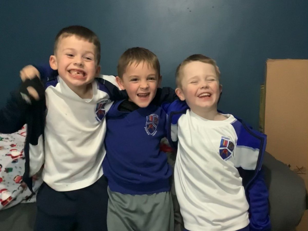 Cleo_Davison's tweet photo. @MissBoyd_22 these 3 best mates have had a ball tonight 🥰 https://t.co/Rvy7vtWfEB