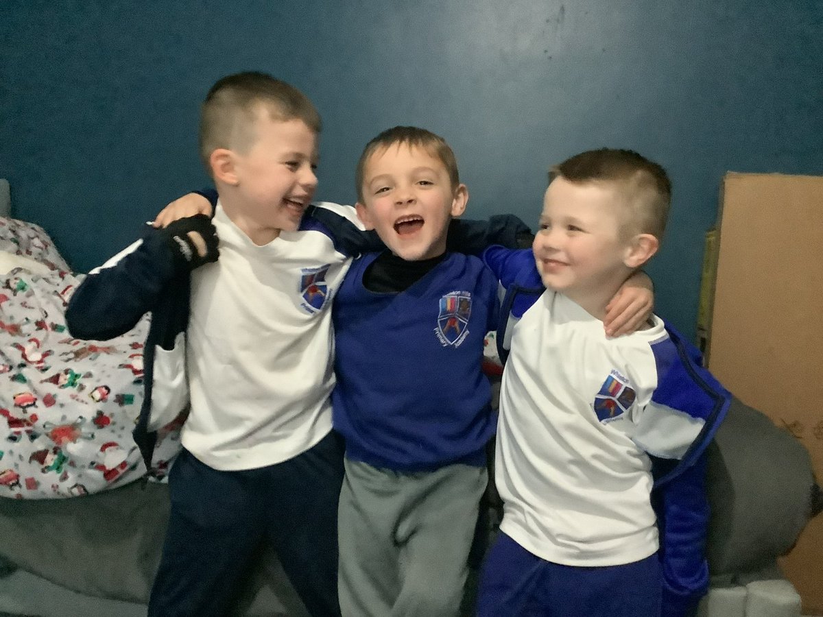 Cleo_Davison's tweet photo. @MissBoyd_22 these 3 best mates have had a ball tonight 🥰 https://t.co/Rvy7vtWfEB