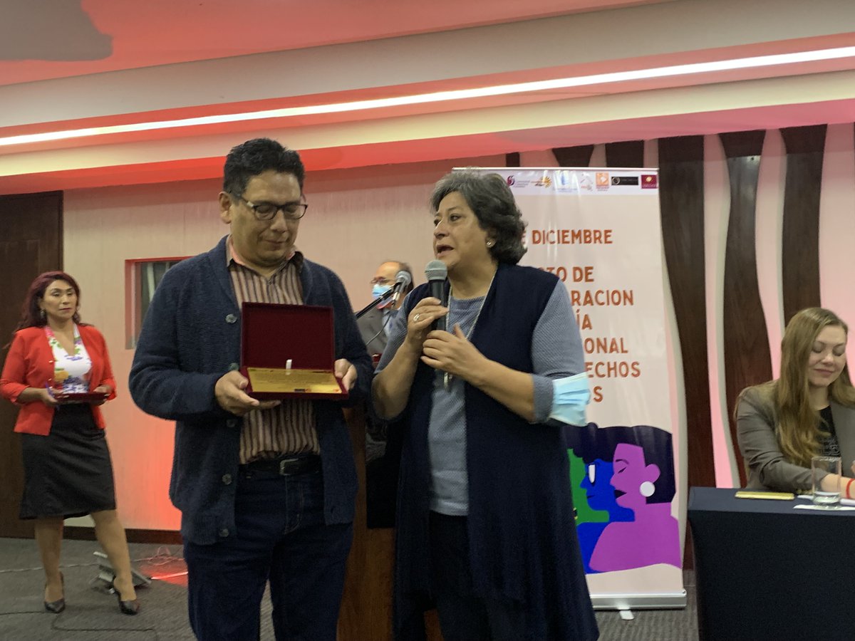 ITEILaPaz's tweet photo. A iniciativa del Instituto de Terapia e Investigación (ITEI) se reconoce el compromiso consecuente de Fernando Cantoral en la denuncia con la tortura y su trabajo dando cobertura y visibilización a través de su trabajo periodístico en el Día Internacional de Derechos Humanos. https://t.co/fUV5YHrVUf