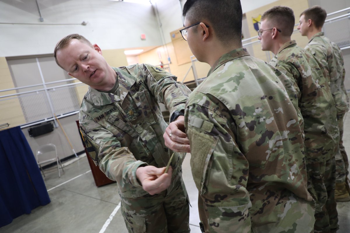 kentuckyguard's tweet photo. We welcomed our newest Soldiers into the Guard during a patching ceremony as part of #FirstFormation, where they met their unit leaders and received their unit's patch! Glad to have you on the team Troops! https://t.co/ji9Xc5OwcH