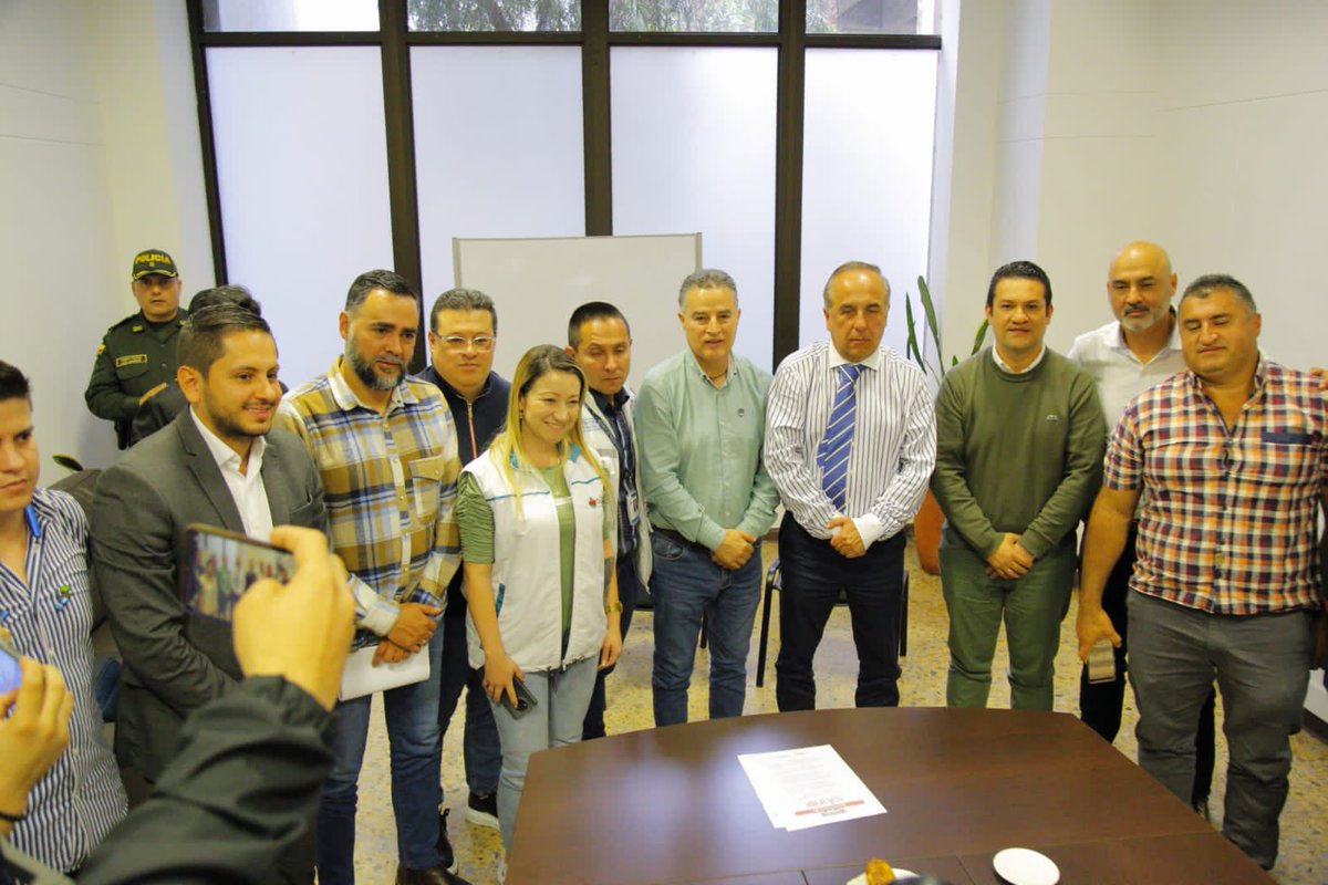 RodrigoHAl's tweet photo. Agradezco al Senador @estebanquincar por su disposición y compromiso con nuestra Ciudad, al facilitar este encuentro con el @MinistroReyes que posibilitó llegar a acuerdos y levantar el Paro de transportadores. Gracias Senador por seguir creyendo en la transformación de Rionegro. https://t.co/4ISCYbYooh
