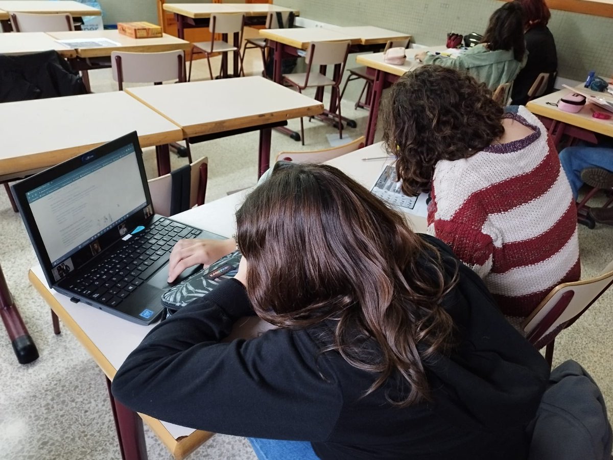 LaSalleLaSeu's tweet photo. Des de fa temps l'escola tira endavant el "Projecte Joc" i inclou propostes d'aprenentatge basat en jocs. Aquí teniu l'alumnat de Cultura Clàssica de 3r d'ESO aprenent contingut de la Guerra de Troia amb el joc d'@eloipujadas de @Guerrademitos "Troia" https://t.co/lMpJOGRglV