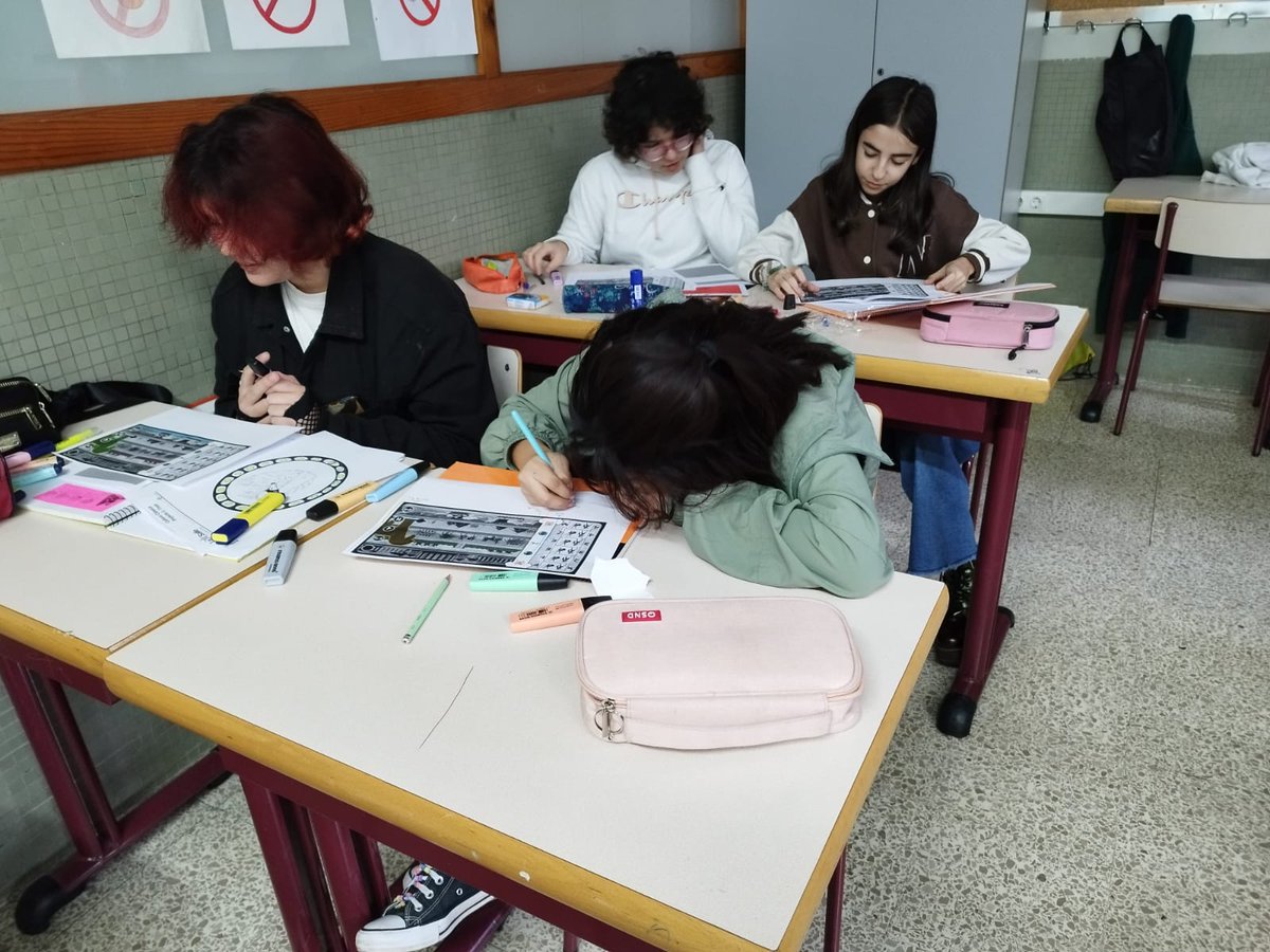 LaSalleLaSeu's tweet photo. Des de fa temps l'escola tira endavant el "Projecte Joc" i inclou propostes d'aprenentatge basat en jocs. Aquí teniu l'alumnat de Cultura Clàssica de 3r d'ESO aprenent contingut de la Guerra de Troia amb el joc d'@eloipujadas de @Guerrademitos "Troia" https://t.co/lMpJOGRglV