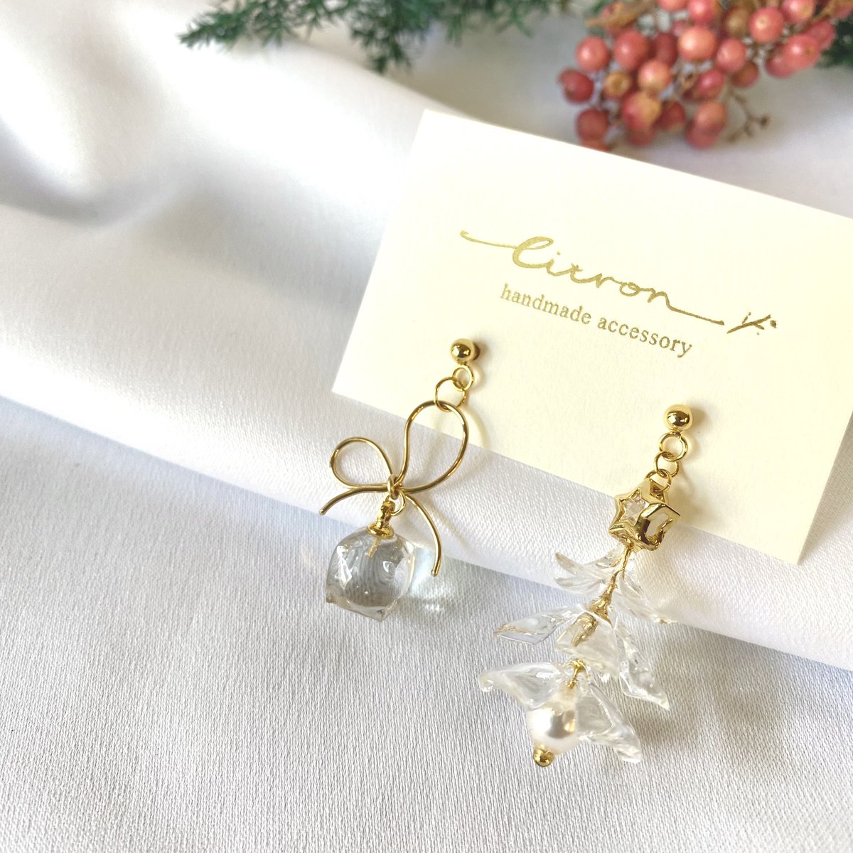 __citron__2022's tweet photo. 新作『 Noël (ノエル) 』です❄️クリスマスツリーとギフトボックスをモチーフにしています。
#クリスマス　#クリスマスピアス　#クリスマスツリー　#クリスマスツリーピアス #ギフトボックスピアス　#レジンアクセサリー
https://t.co/2M9fHfOpQy https://t.co/7bxgp0L1oA