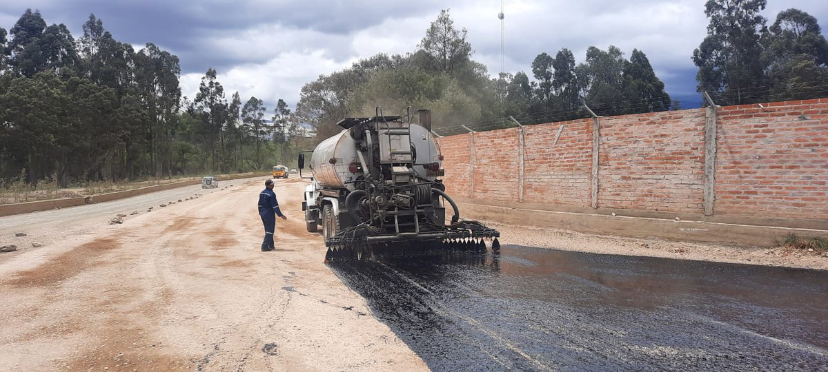 OOPPCuenca's tweet photo. Avanza obras de la Av. De Los Migrantes 

Nuestra cuadrilla de obreros 👷‍♂️ con el equipo caminero 🚜ejecuta la imprimación asfáltica en Av. De los Migrantes.

▶️ Asfaltaremos 1.400m

@pedropalaciosu 
@MunicipioCuenca https://t.co/4Sioz4QPCW