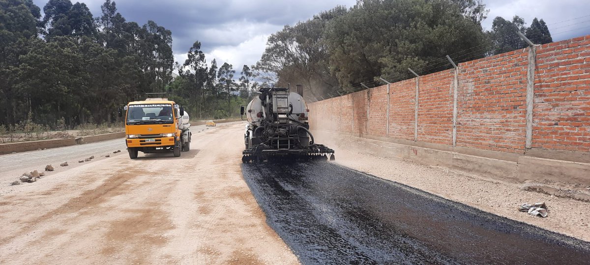 OOPPCuenca's tweet photo. Avanza obras de la Av. De Los Migrantes 

Nuestra cuadrilla de obreros 👷‍♂️ con el equipo caminero 🚜ejecuta la imprimación asfáltica en Av. De los Migrantes.

▶️ Asfaltaremos 1.400m

@pedropalaciosu 
@MunicipioCuenca https://t.co/4Sioz4QPCW