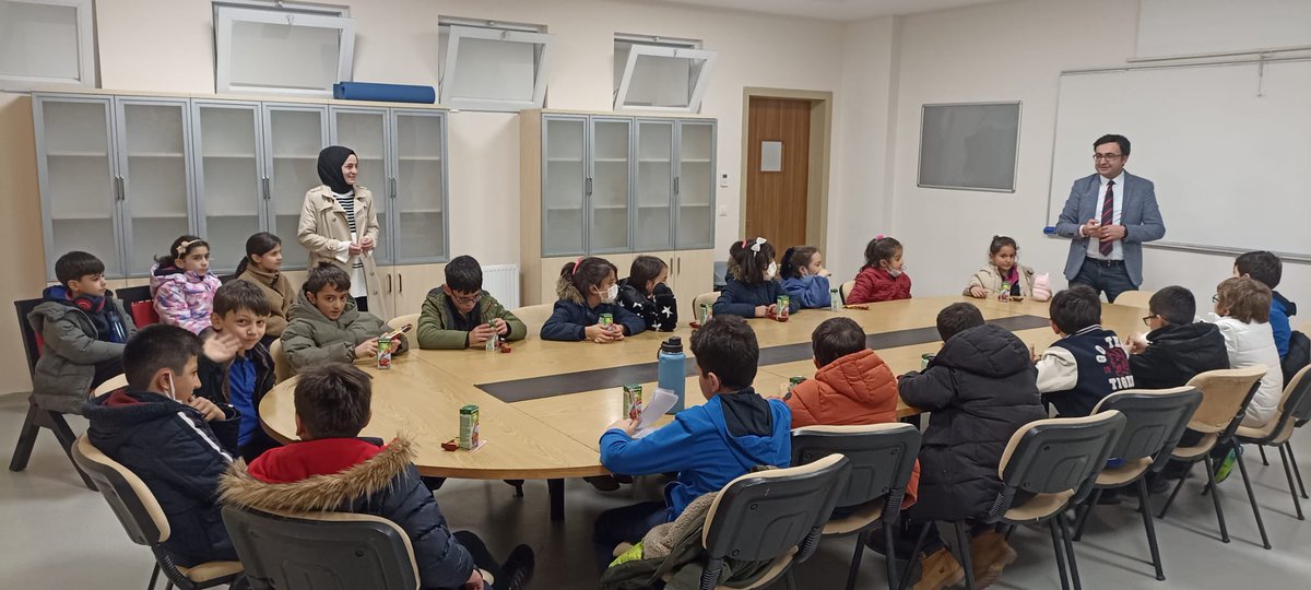 18 Aralık Dünya Arapça Günü dolayısıyla 3. sınıf öğrencilerimiz, <a href="/hacibayramedutr/">Ankara Hacı Bayram Veli Üniversitesi</a> Yabancı Diller Okulu’nu ziyaret etti.

Yabancı Diller Okulu Mütercim Tercümanlık Bölümünde bir derse misafir olan öğrencilerimiz kısa cümlelerle Arapça sohbet edip Arapça dili hakkında bilgi edindi.