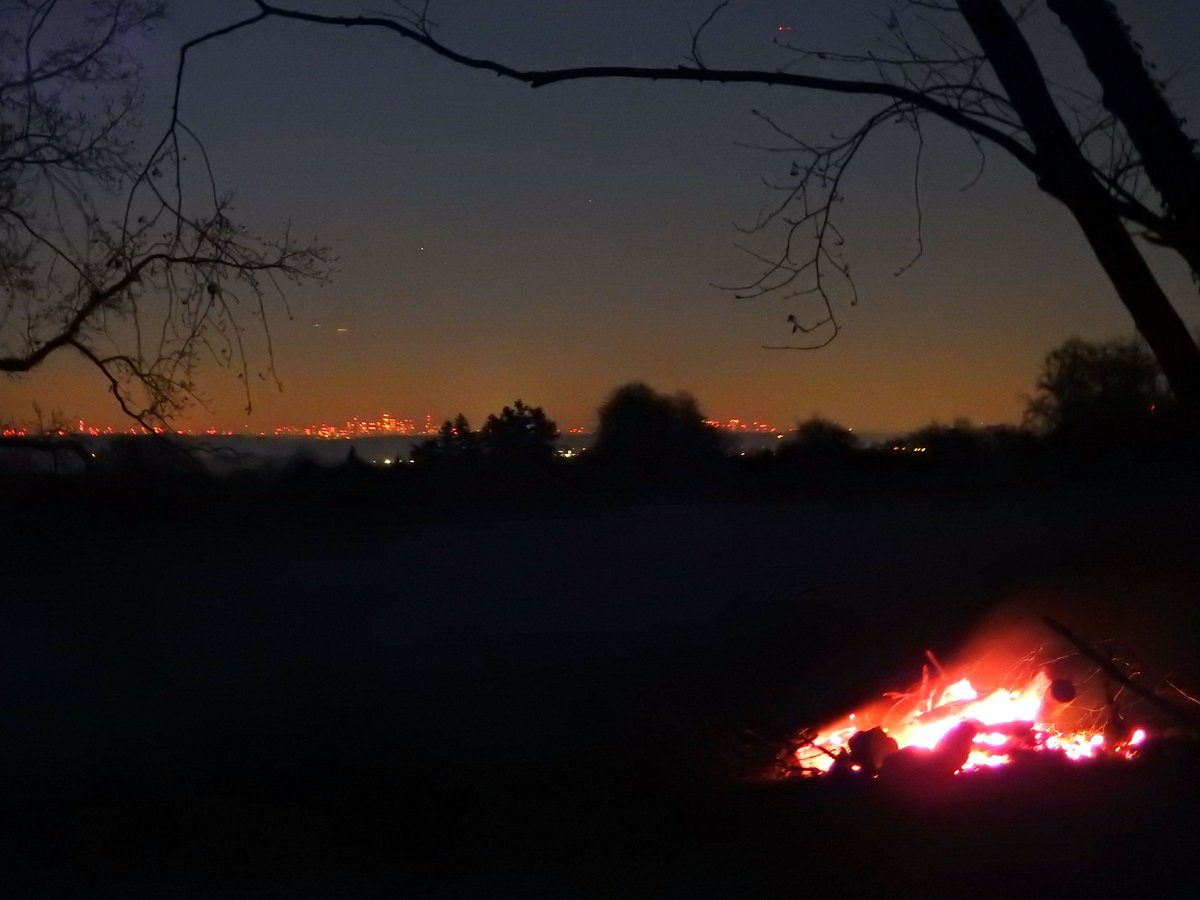 Wood thinning bonfire and #TowersOfLondon on the horizon seen from #SurreyHills
<a href="/metoffice/">Met Office</a> <a href="/StormHour/">#StormHour</a> <a href="/ThePhotoHour/">#ThePhotoHour</a> #StormHour #loveukweather #getoutside