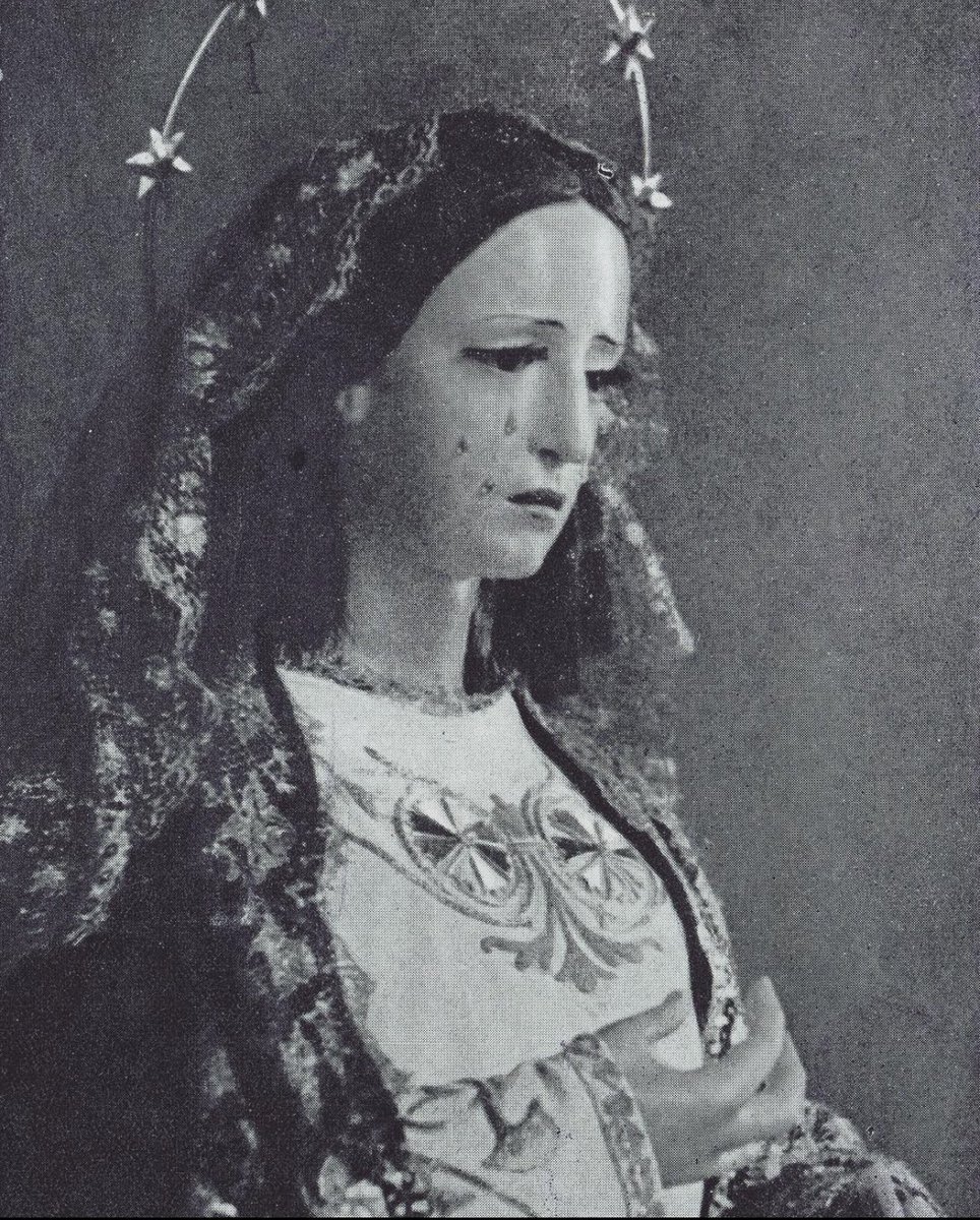 GuillermoGonzl5's tweet photo. Corría el año 1938 y España se encontraba en una situación política y social aún convulsa. Sin embargo, en Málaga, el 18 de diciembre de ese mismo año, la Virgen de la Esperanza sería trasladada de su largo refugio en la Catedral, a la tradicional capilla de Sto Domingo. https://t.co/TNm2ccOwyG