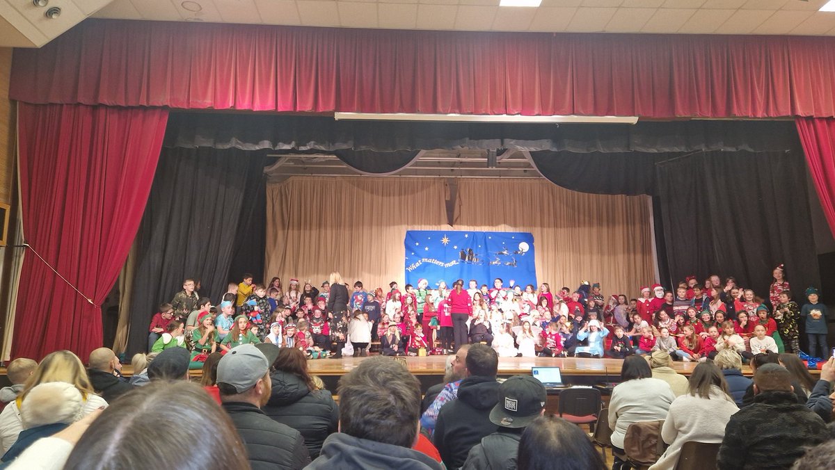 lisamidwinter's tweet photo. First nativity for 3 years... exciting! @BGrovePrimary https://t.co/fpWrgeVp4S