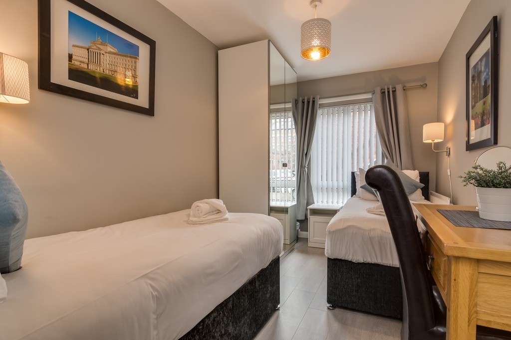 Deluxe 2 Bedroom Salisbury Apartment.  

✅Sleeps 6
✅Off Street Parking
✅High Speed Wi-Fi
✅Free Netflix
✅5 minute walk to supermarket

See the rest of the photos here bit.ly/2N9IWtZ