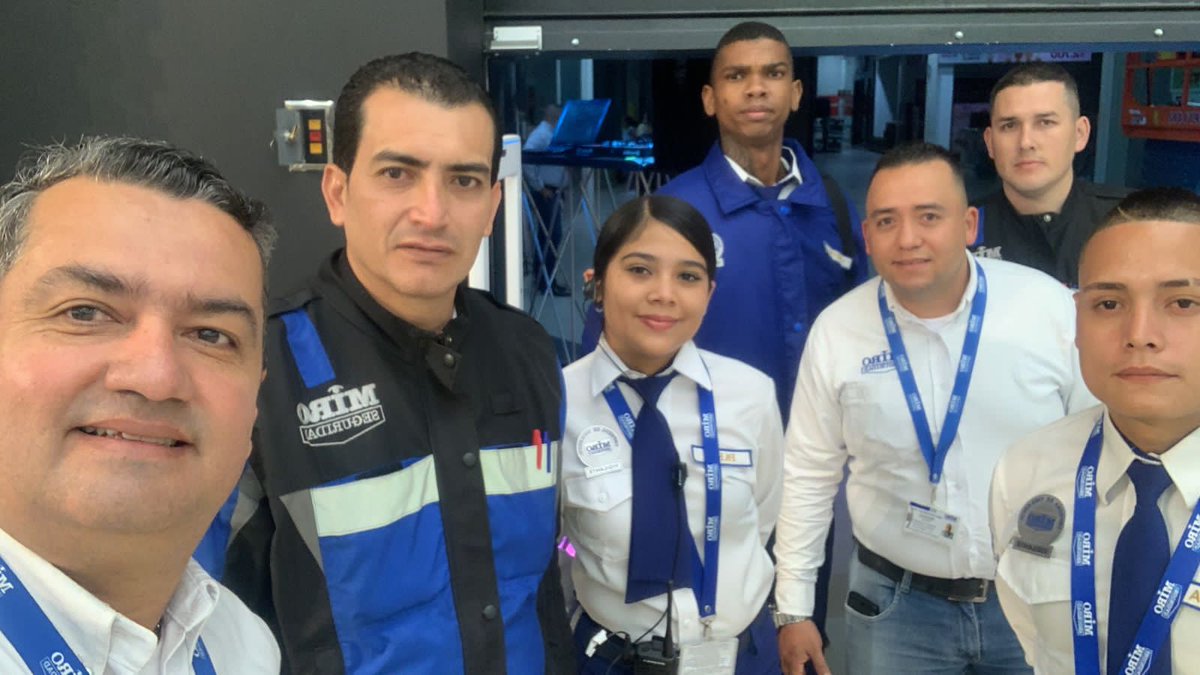 ¡Con toda! 🚀 Hoy, desde muy temprano, apoyamos la apertura del nuevo Éxito WOW Valle del Lili 👏🏼👏🏼👏🏼 Estamos presentes con toda la pasión por el servicio. 👮‍♂️👮‍♀️💙

#MIROSeguridad #MIRODistinto #SeguridadColombia #JuntosPodemos #MIROConElCorazón #PasiónPorElServicio #Colombia
