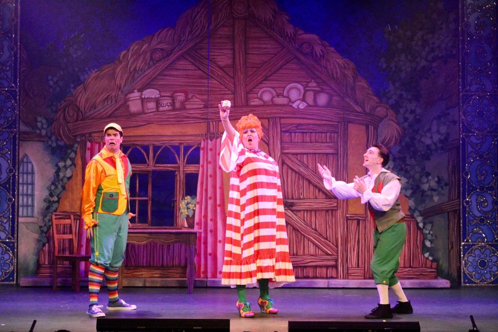 upstageproduk's tweet photo. We are LOVING our first week of SOLD OUT performances, thank you to everyone who has come to see us so far...you've made each show SO MUCH FUN! Don't miss out if you've not been yet, get your tickets for Jack and the Beanstalk @RadlettCentre here https://t.co/FVB5bRi3p0 https://t.co/yKbrKblkr3