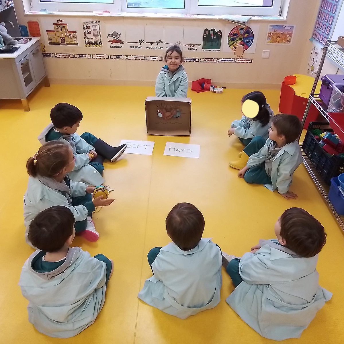 In the 4-year-olds class we love to learn new things by playing. 
👉This week, we had fun practicing vocabulary with a "mystery  box". 
Just with our hands, without seeing anything, we could classify hard and soft objects. 
They did it great!
#escuelainfantilalarcón  ñ