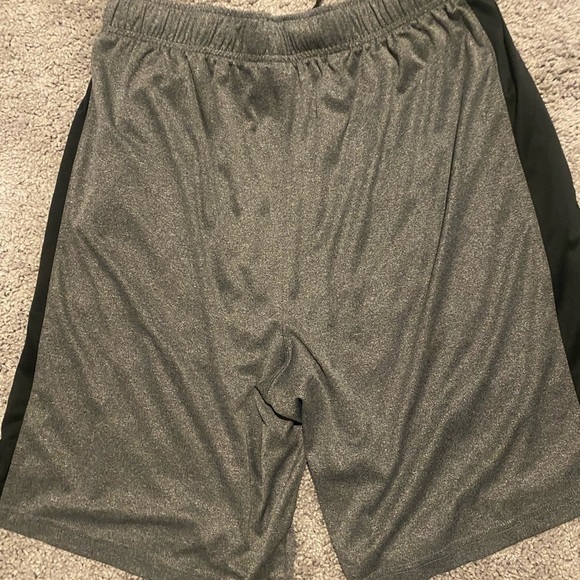 RetrosaurusRex's tweet photo. So good I had to share! Check out all the items I'm loving on @Poshmarkapp from @reloadedpurpose @aritheblondie #poshmark #fashion #style #shopmycloset #levis #express: https://t.co/YlJEoKrUDo https://t.co/M7oIBNP2SX