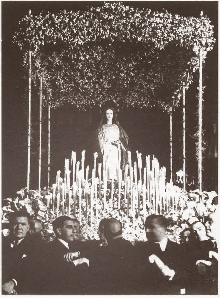 GuillermoGonzl5's tweet photo. Al bajar la rampa del puente de Tetuán y al sonar tembloroso de los tambores, se corrió la voz de que la Virgen había vuelto al barrio y todos los vecinos salieron a su encuentro; de calle cañaveral, del Llano, de La Puente, de Cerrojo… https://t.co/oj6JlqmoOR