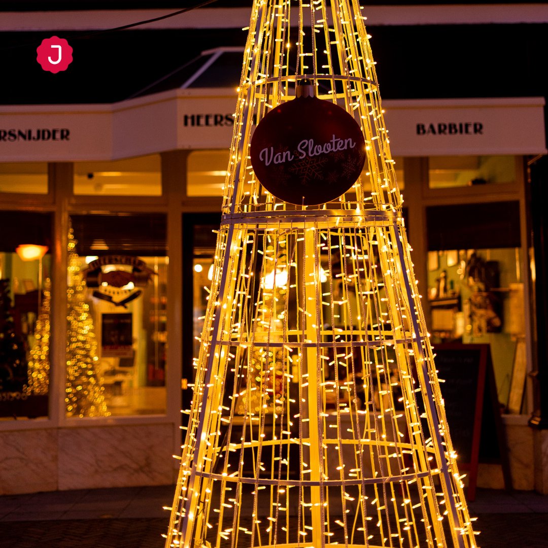 Morgenmiddag wordt de Midstraat van Joure weer als vanouds omgetoverd tot een gezellige kerstmarkt. Daarnaast kun je ‘s avonds om 19.00 uur meedoen aan de welbekende fakkeltocht vanaf de Merk. Fakkels zijn verkrijgbaar bij de start. 
#winter #kerstmarkt #markt #joure #jourekoffie