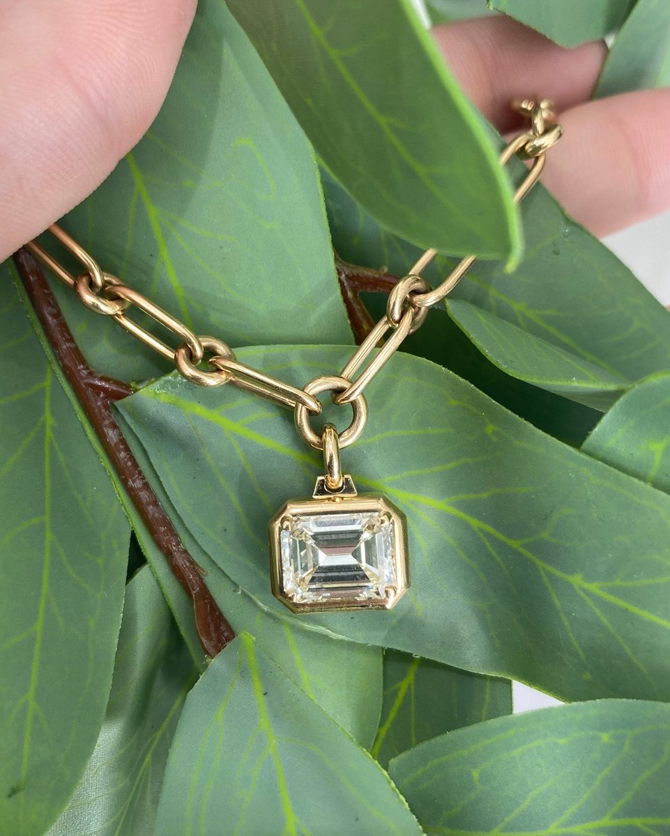A gorgeous emerald cut diamond in @singlestonela's Lola necklace. It is simply beautiful. 
.
.
.
.
. #shopsinglestone #thecaratclub #antique #oneofakindjewellery #vintagediamonds #diamondsparkle #instabling #vintagestylejewelry #jewelstagram