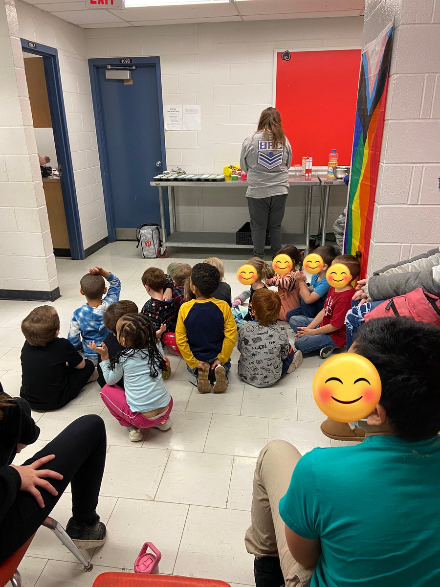 cjansseune's tweet photo. We baked cupcakes during science today. 🧁#substancesandmixtures #bakingisscience @AberdeenPS @MandyCleland1 https://t.co/8oFog5jvRq