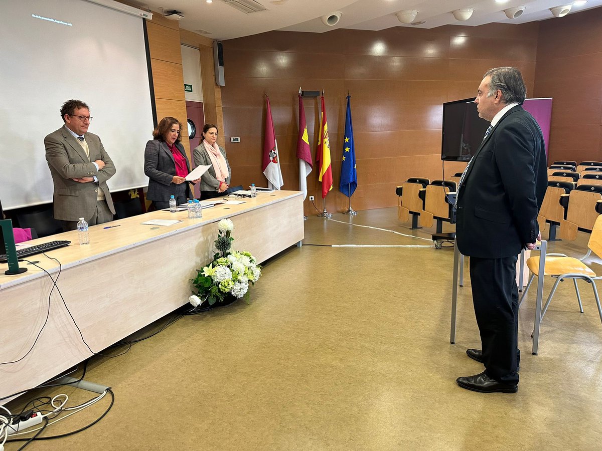 GuadamillasG's tweet photo. Hoy ha defendido su tesis Julio Suárez sobre #RSC en el sector de las #TIC en la @FacSocial_UCLM. Enhorabuena a Julio y también a sus directores Santiago Gutierrez y Pedro Jiménez, compañeros del grupo #GROKIS. Ha sido un placer formar parte del tribunal. https://t.co/eufL0wtAgB