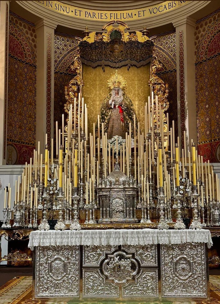 GuillermoGonzl5's tweet photo. El párroco, a duras penas lograba entonar una salve a la Virgen Santísima… y poco a poco, se volvió hacia los vecinos que abarrotaban la verja y entre vítores, lágrimas y aplausos… fue entrando en las naves del templo dominico… https://t.co/iihXDQazT0