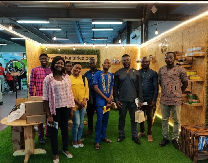 Djoumessi_D's tweet photo. Notre travail est une combinaison entre le bureau et le terrain. L'équipe du Programme d'Appui à la Compétitivité du Secteur Privé Togolais de la Coopération Allemande/ GIZ a visité les stand des PME du secteur de l'agroalimentaire à la Foire Internationale de Lomé.
#ProComp_GIZ https://t.co/ELS6ZxmVgf