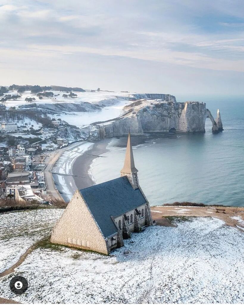 vous présente sa sélection photo du jour✨
—————————
✪ Photo prise par : <a href="/wazou_75/">Wazim T. 📸</a>
La neige s'invite à Etretat
Bravo à toi Wazim et merci pour ce partage 👍 Allez faire une balade dans sa jolie galerie 👌
✪ Sélectionnée par : <a href="/timbrado/">Carmen</a> (<a href="/igersfrance/">Instagramers France</a>… instagr.am/p/CmMmHzmqlce/
