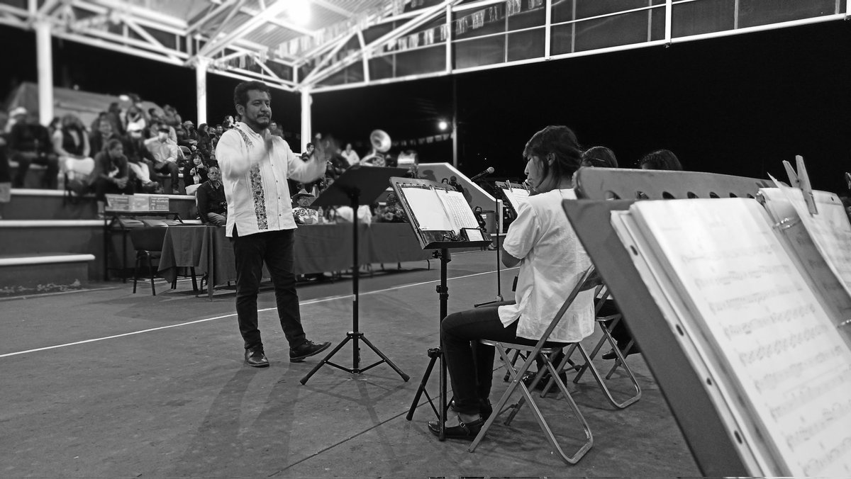 alainbecu's tweet photo. El maestro Fernando Sandoval Luna dirigiendo la Banda Filarmónica Municipal Infantil y Juvenil YelaToo durante un concierto ofrecido en la comunidad de San Pablo Macuiltianguis.
#Capillo https://t.co/ULa9nfbUFU