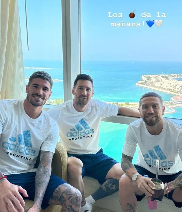 noticiasdelaruta.blogspot.com/2022/12/el-mat…
#MateMundialQatar a full #SeleccionArgentina c/yerba #productores <a href="/RutaYerbaMate/">Ruta de la Yerba Mate</a> mira nota <a href="/economisiones/">Economis</a> sobre #TheNewYorkTimes explica q los Jugadores🇦🇷llevaron 500kg de yerba para energizarse y estar unidos en rondas de mates como lo expresa MacAllister