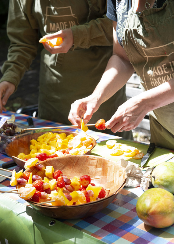 EasternCurve's tweet photo. On Day 15 #hackneyadvent22 we're celebrating @Made_In_Hackney who educate on food growing and plant-based cookery and deliver nutritious meals to households who need support. Donate to their community meal service now, and your donation will be doubled: https://t.co/5HyEqTWhxW https://t.co/AjuytoSnYR
