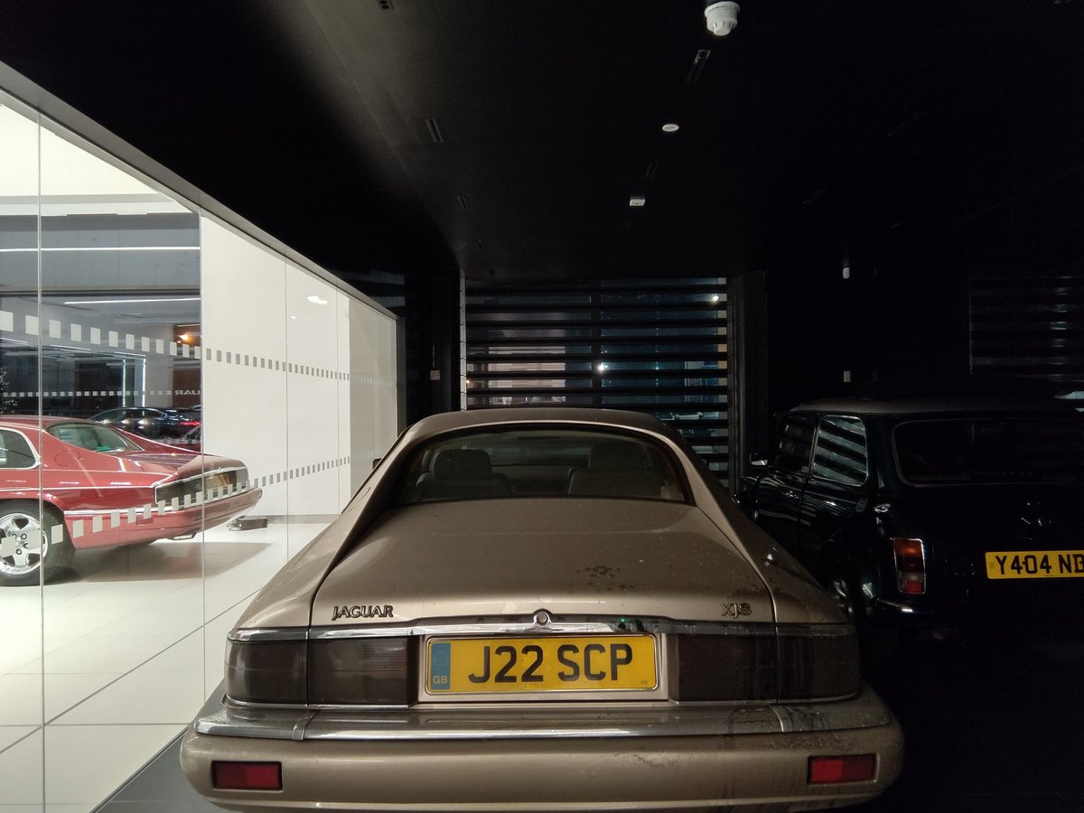 StripeyMiata's tweet photo. So I was passing my local Jaguar Dealer and they seem to have gone retro for Christmas. https://t.co/yWlaWIrgeW