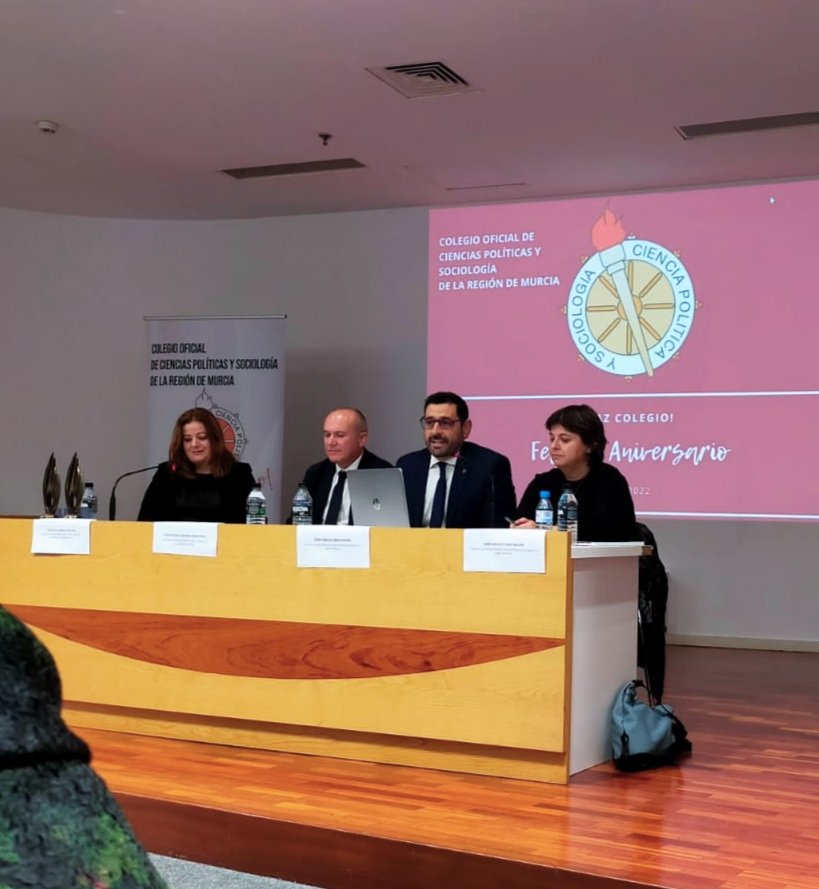 Comenzamos el Acto de celebración del #20AniversarioMupolsoc con la intervención de <a href="/CarlosAbadG/">Carlos Abad Galán</a>,  acompañado de <a href="/longinosmarin/">longinos marin</a> <a href="/LolaFerre12/">Lola Ferre Abellán</a> y  <a href="/crmnalba/">Carmen López Alba</a>
<a href="/Mupolsoc/">Colegio Oficial de CC. Políticas y Sociología RM</a>
#HazColegio