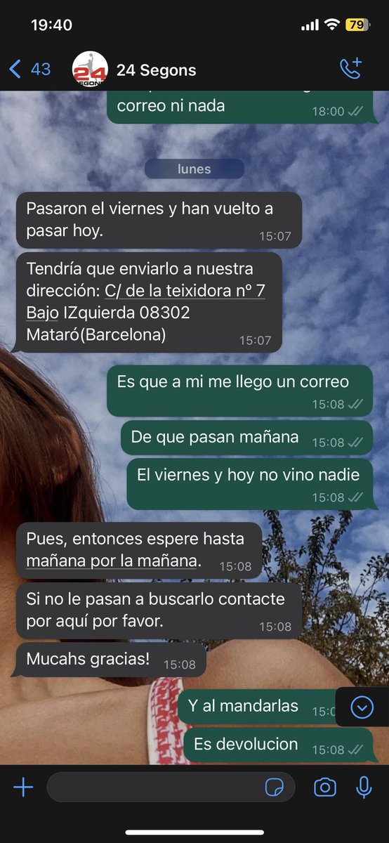 Angelcaastrorey's tweet photo. @24Segons pido un par a la tienda y me llega esto, los dos pares del mismo pie. Intento abrir incidencia, hablar por whatsapp , mandar correo. Me dicen que va a pasar el transportista a por ellos.Dicenque pasaron varias veces a recogerlos(no vino nadie) y quieren que los envie yo https://t.co/NBlcopm05z