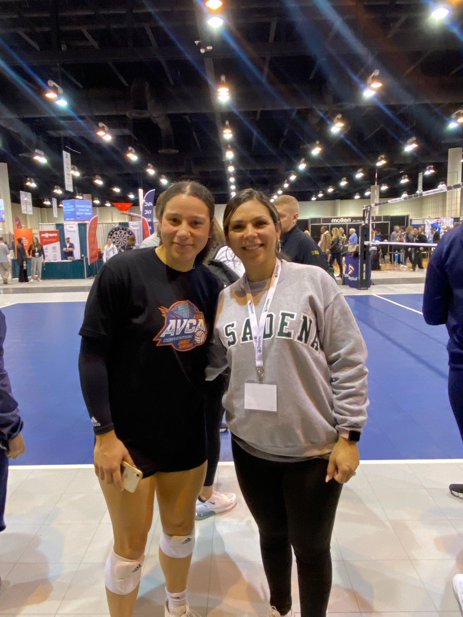 Super proud of this young lady <a href="/vic_thomas13/">Vic🛸</a> former Longhorn at the <a href="/AVCAVolleyball/">AVCA</a> convention demonstrating!!! 🧡🤘🏼🤍 #dobiepride <a href="/AthleticsPISD/">PasadenaISDAthletics</a>
