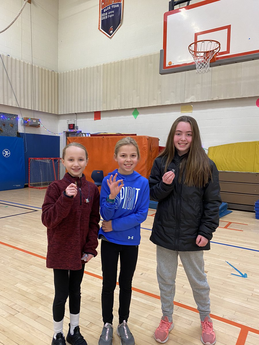 Good times at the 🎄 Mile!
🥇 Riley 🥈 Madeline 🥉 Anna