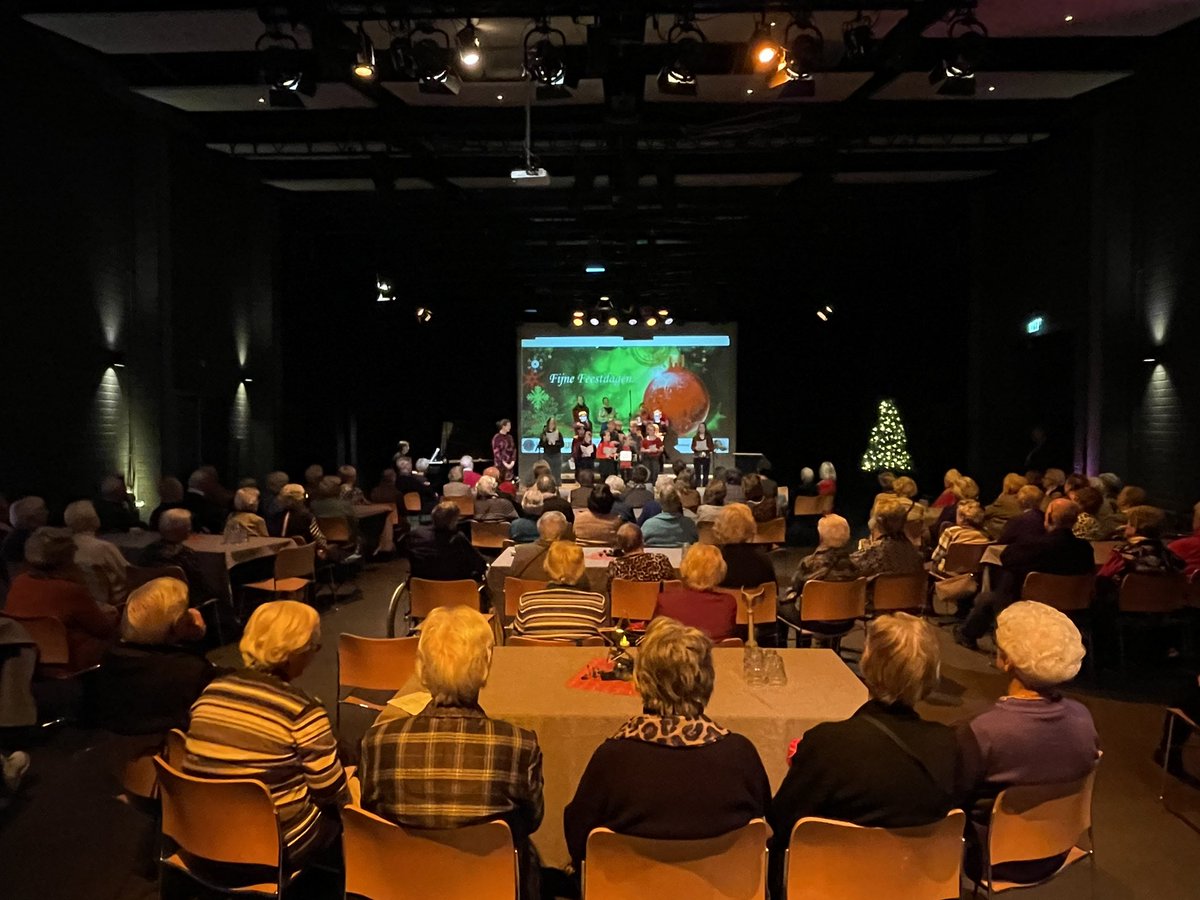 JanCJOostveen's tweet photo. Vanavond in het Evertshuis weer een geweldige MuzikaleKerstOntmoeting voor >100 senioren, aangeboden door Lions Club Bodegraven. Een mooie traditie in de Kersttijd, weer mogelijk na coronajaren https://t.co/w8Z4ZqIVFv