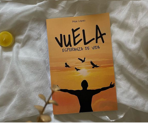 "Una historia que recomiendo a todo el mundo". 
Así resume "El baúl de las letras" la novela "vuELA. Esperanza de vida", un relato que arranca con una enfermedad en la que Fran lucha por cada momento. 
instagram.com/p/CjGpuVZj2zX/
#vuela_esperanzadevida #ELA #librosrecomendados