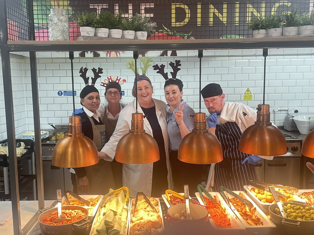 WorswickDavid's tweet photo. Big thanks to the Retail team for providing nearly 2000 Xmas dinners over the past 2 days and managing to do it with a smile!! 😁 It was tasty even if I do say so myself!! @MitieCommunity @WestHertsNHS @JacintoJesus_ https://t.co/IciNDBfTyK