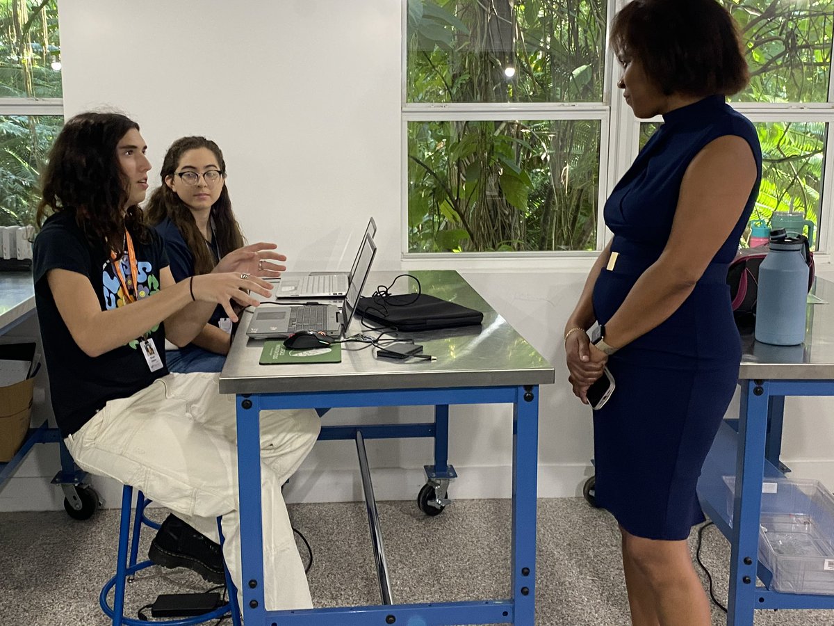 BioTECHRichmond's tweet photo. Thank you Ms. Borland for joining BioTECH’s #PrincipalTODAY event. It was a pleasure having you join our bear family! #MDCPSCommunity https://t.co/oVMJr55NdH