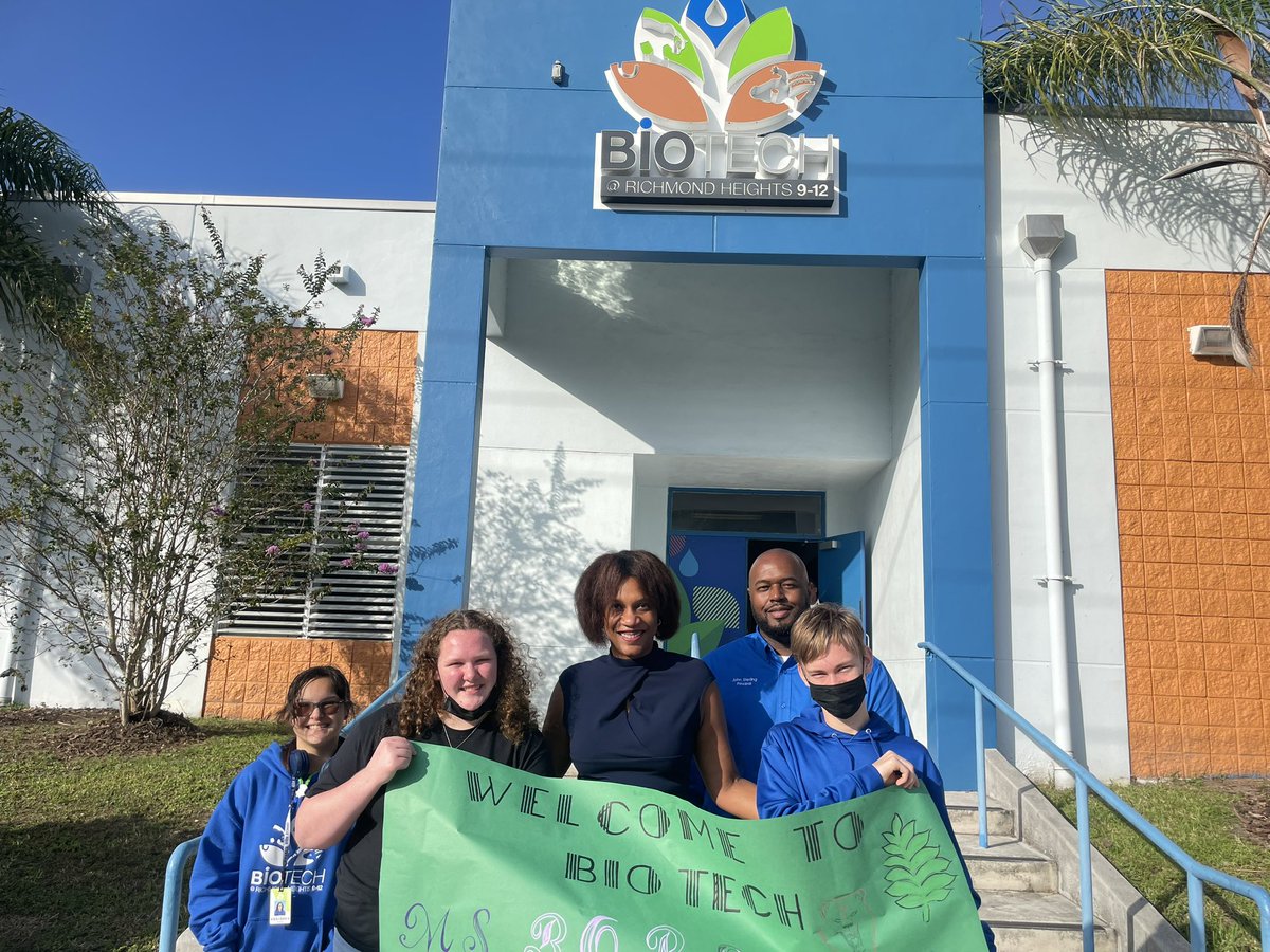 BioTECHRichmond's tweet photo. Thank you Ms. Borland for joining BioTECH’s #PrincipalTODAY event. It was a pleasure having you join our bear family! #MDCPSCommunity https://t.co/oVMJr55NdH