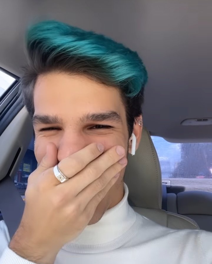 Dejando de lado que Nelson se confundió de día y ya quiere adelantarse a la final del mundial jaja
Weey lo guapo que se ve✨😻