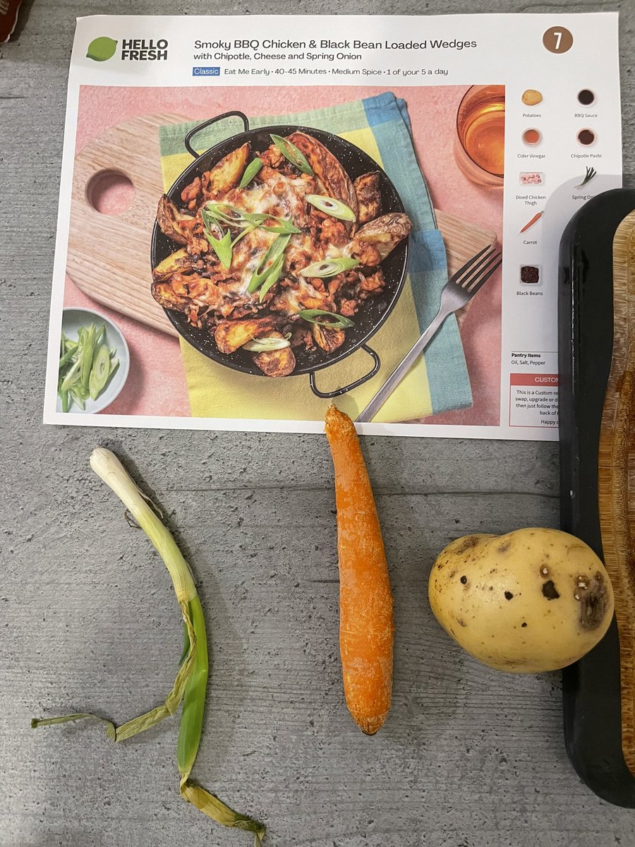 liamjoe8's tweet photo. @HelloFreshUK great concept but it’s got too much. ‘Fresh’ is in your brand name. Look at these veggies you’ve sent me. Spring onions are always pointless (too small) and these are just terrible overall. How can I produce what the meal is supposed to look like? https://t.co/cTSN7U4jnA
