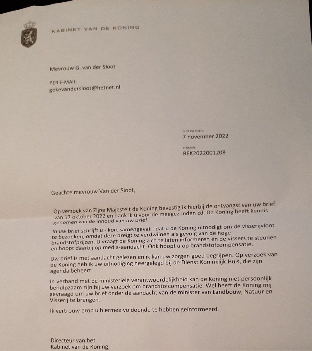 Ik heb tijdje geleden de Koning een brief geschreven dat hij moest komen om nog een kotter te zien, omdat ze in groot aantal saneren..De Koning stuurde me bericht dat hij ging kijken naar een plek in zijn agenda. Vandaag was dat zover de Koning bezocht de haven van Stellendam...