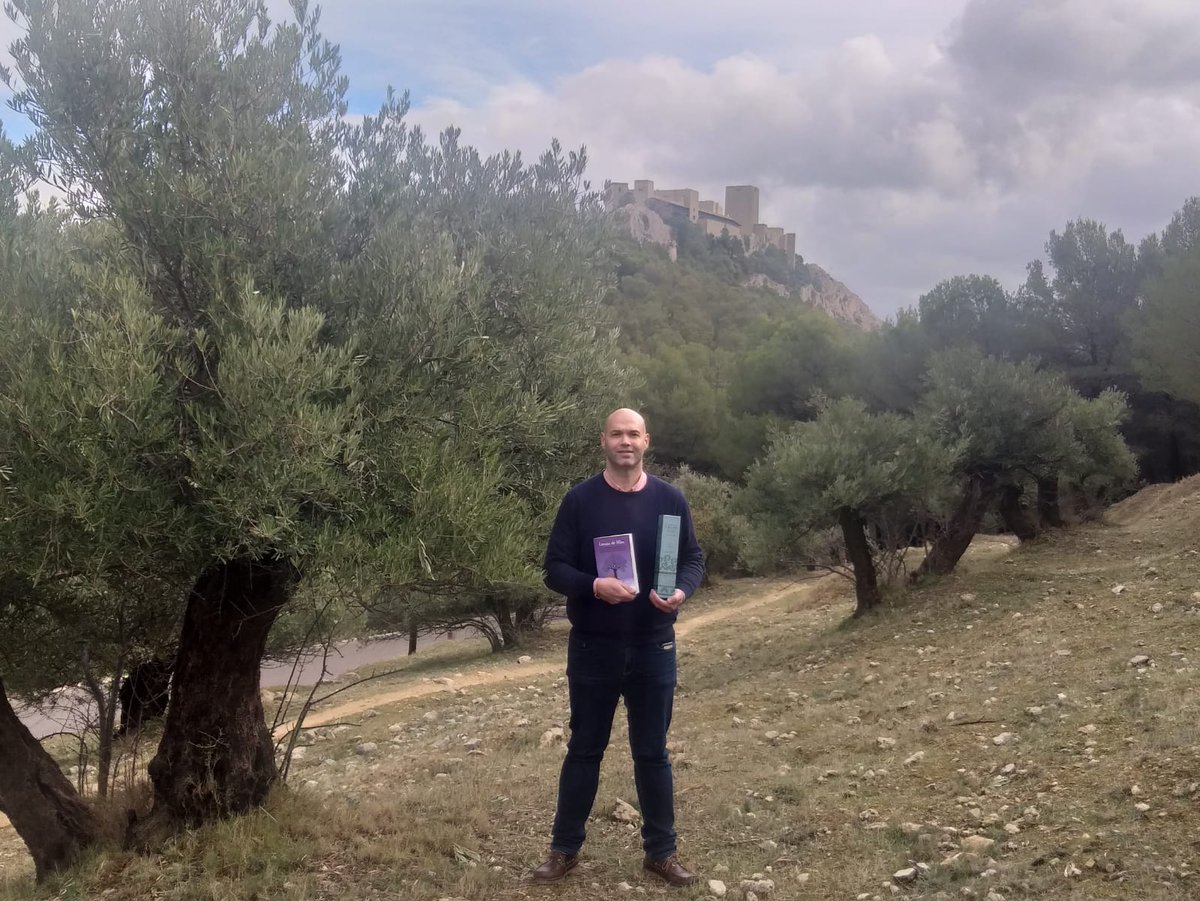 Hace días que iniciamos los sorteos de regalos entre votantes de los Premios del Público del V Premio de Relato sobre Olivar, y ya tenemos ganadores. Uno es Antonio Pérez Rivera, que está en Jaén con su  #AOVE <a href="/puertalasvillas/">Puerta De Las Villas</a> y un libro de <a href="/Info_LIBERMAN/">LIBERMAN editorial</a>. ¡A disfrutarlos!