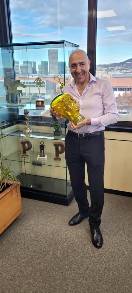 filmax's tweet photo. 🏅 ¡Qué orgullo y satisfacción! @Carfer1962, CEO de @filmax, ha recibido el premio de ProTV 2022 a Mejor Productor, en el marco de la #NitPROA, el encuentro anual de la producción audiovisual organizado por la asociación @proaproductors. ¡Enhorabuena, Carlos! 👏 https://t.co/qE2g0usvYM